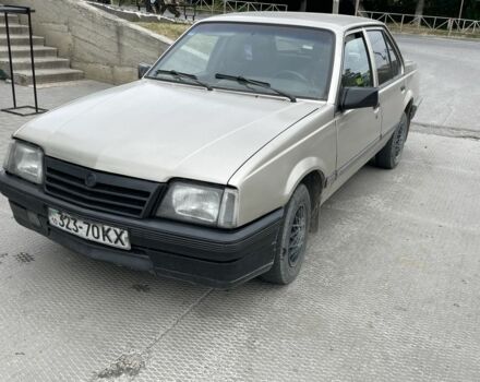 Серый Опель Аскона, объемом двигателя 1.8 л и пробегом 450 тыс. км за 700 $, фото 1 на Automoto.ua