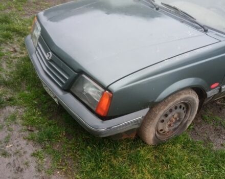 Серый Опель Аскона, объемом двигателя 1.6 л и пробегом 300 тыс. км за 650 $, фото 1 на Automoto.ua