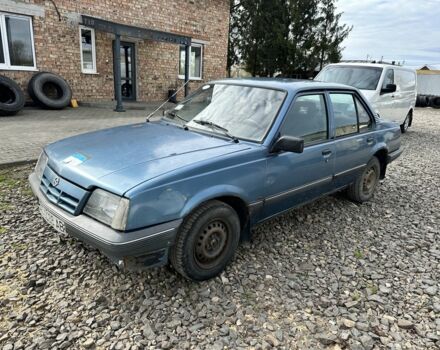 Синий Опель Аскона, объемом двигателя 1.6 л и пробегом 300 тыс. км за 600 $, фото 1 на Automoto.ua