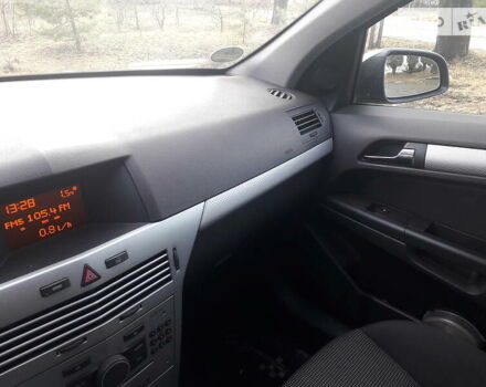 Черный Опель Астра Н, объемом двигателя 1.8 л и пробегом 180 тыс. км за 4800 $, фото 1 на Automoto.ua