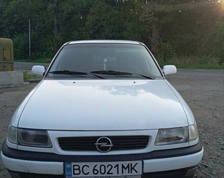 Белый Опель Астра, объемом двигателя 1.4 л и пробегом 400 тыс. км за 1750 $, фото 2 на Automoto.ua