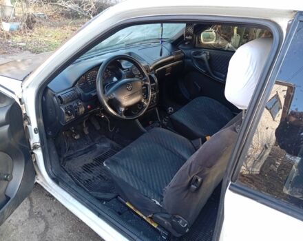 Белый Опель Астра, объемом двигателя 1.4 л и пробегом 1000 тыс. км за 1101 $, фото 4 на Automoto.ua