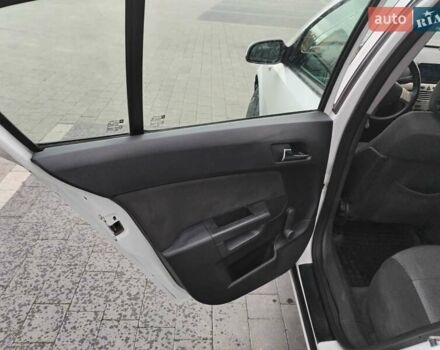 Белый Опель Астра, объемом двигателя 1.7 л и пробегом 281 тыс. км за 4200 $, фото 7 на Automoto.ua