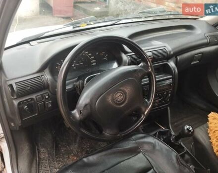 Белый Опель Астра, объемом двигателя 1.4 л и пробегом 250 тыс. км за 1400 $, фото 4 на Automoto.ua