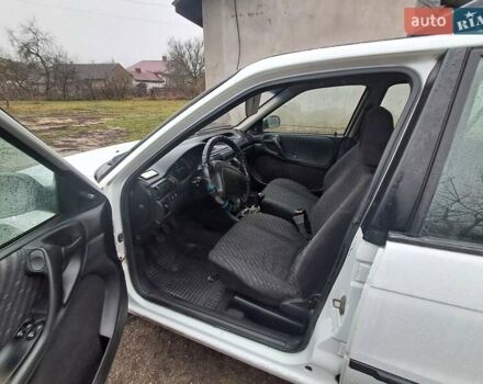 Білий Опель Астра, об'ємом двигуна 1.4 л та пробігом 240 тис. км за 1450 $, фото 6 на Automoto.ua