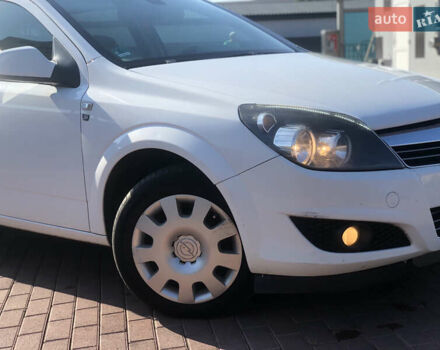 Опель Астра 2010 у Рокитне на Automoto.ua Білий Опель Астра, об'ємом двигуна 1.7 л та пробігом 310 тис. км за 6197 $, фото 6 на Automoto.ua