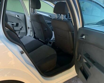 Опель Астра 2010 у Павлограде на Automoto.ua Білий Опель Астра, об'ємом двигуна 1.69 л та пробігом 240 тис. км за 6600 $, фото 14 на Automoto.ua