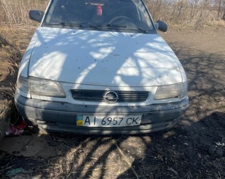 Белый Опель Астра, объемом двигателя 1.4 л и пробегом 300 тыс. км за 677 $, фото 1 на Automoto.ua