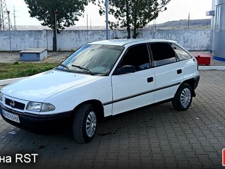 Белый Опель Астра, объемом двигателя 1.6 л и пробегом 200 тыс. км за 1350 $, фото 1 на Automoto.ua