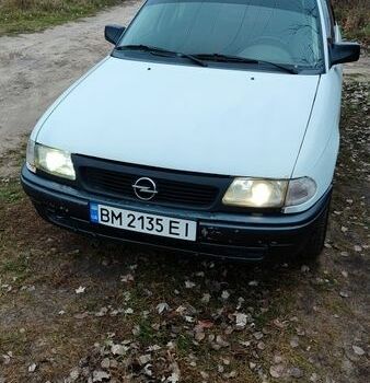 Белый Опель Астра, объемом двигателя 1.4 л и пробегом 302 тыс. км за 1350 $, фото 1 на Automoto.ua