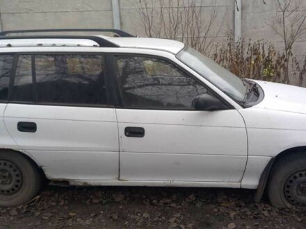 Белый Опель Астра, объемом двигателя 1.7 л и пробегом 300 тыс. км за 1000 $, фото 1 на Automoto.ua