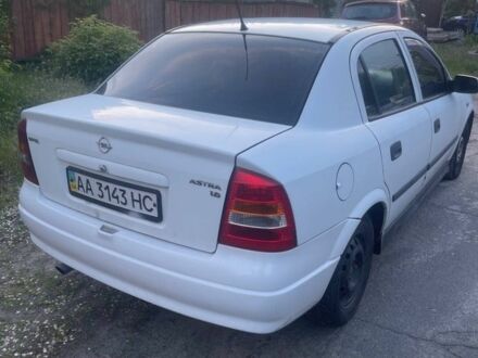 Белый Опель Астра, объемом двигателя 1.6 л и пробегом 300 тыс. км за 2500 $, фото 1 на Automoto.ua