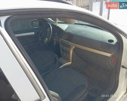 Белый Опель Астра, объемом двигателя 1.25 л и пробегом 270 тыс. км за 3750 $, фото 1 на Automoto.ua