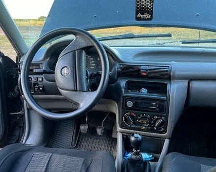 Черный Опель Астра, объемом двигателя 1.4 л и пробегом 379 тыс. км за 1200 $, фото 8 на Automoto.ua