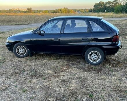 Черный Опель Астра, объемом двигателя 1.4 л и пробегом 379 тыс. км за 1200 $, фото 5 на Automoto.ua