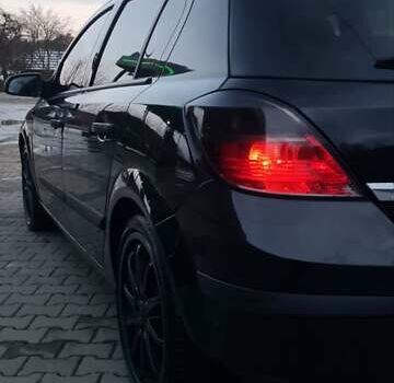 Черный Опель Астра, объемом двигателя 1.4 л и пробегом 300 тыс. км за 3350 $, фото 4 на Automoto.ua