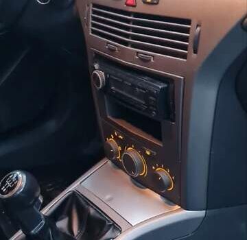 Черный Опель Астра, объемом двигателя 1.4 л и пробегом 300 тыс. км за 3350 $, фото 10 на Automoto.ua