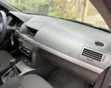 Черный Опель Астра, объемом двигателя 1.4 л и пробегом 220 тыс. км за 3900 $, фото 3 на Automoto.ua