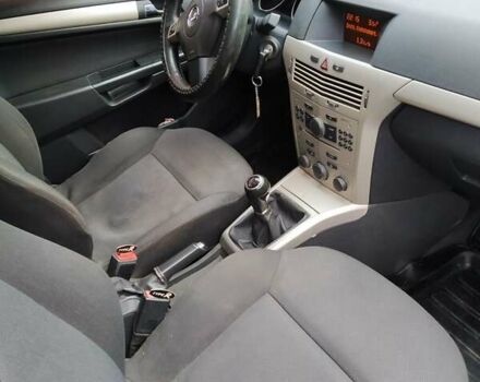 Черный Опель Астра, объемом двигателя 1.6 л и пробегом 250 тыс. км за 5600 $, фото 2 на Automoto.ua