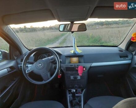 Черный Опель Астра, объемом двигателя 1.25 л и пробегом 268 тыс. км за 5000 $, фото 4 на Automoto.ua