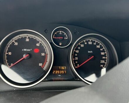 Черный Опель Астра, объемом двигателя 1.7 л и пробегом 240 тыс. км за 4799 $, фото 7 на Automoto.ua