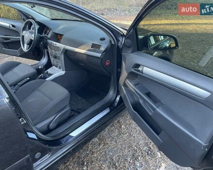 Черный Опель Астра, объемом двигателя 1.8 л и пробегом 250 тыс. км за 5700 $, фото 11 на Automoto.ua