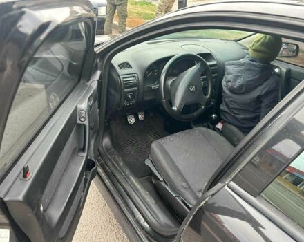 Черный Опель Астра, объемом двигателя 1.6 л и пробегом 290 тыс. км за 3000 $, фото 2 на Automoto.ua