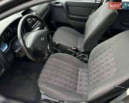 Черный Опель Астра, объемом двигателя 1.4 л и пробегом 205 тыс. км за 3800 $, фото 13 на Automoto.ua