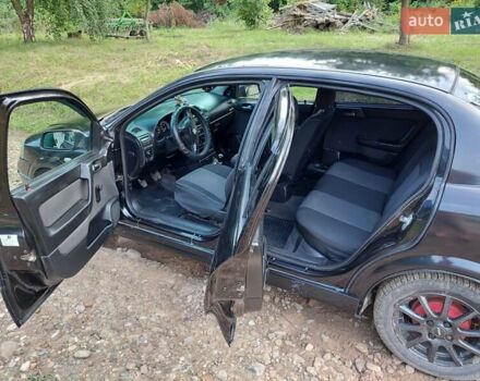 Черный Опель Астра, объемом двигателя 1.4 л и пробегом 320 тыс. км за 3750 $, фото 6 на Automoto.ua