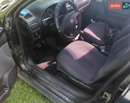 Черный Опель Астра, объемом двигателя 1.4 л и пробегом 250 тыс. км за 3000 $, фото 3 на Automoto.ua