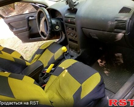 Черный Опель Астра, объемом двигателя 1.6 л и пробегом 170 тыс. км за 1300 $, фото 1 на Automoto.ua