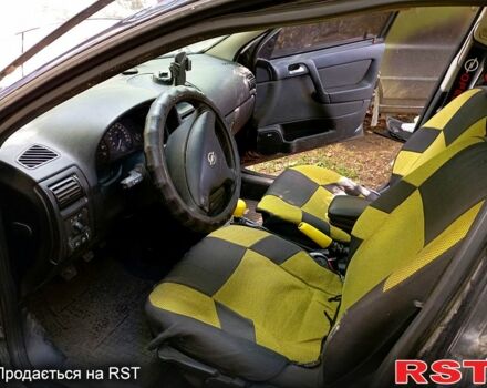 Черный Опель Астра, объемом двигателя 1.6 л и пробегом 170 тыс. км за 1300 $, фото 5 на Automoto.ua