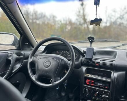 Черный Опель Астра, объемом двигателя 1.6 л и пробегом 341 тыс. км за 1000 $, фото 7 на Automoto.ua