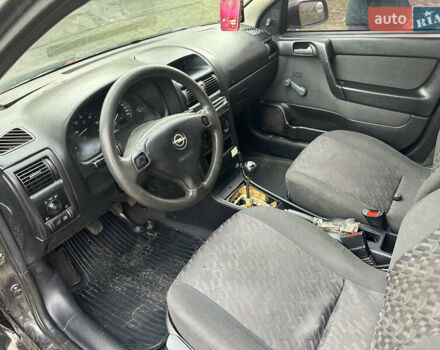 Черный Опель Астра, объемом двигателя 1.7 л и пробегом 300 тыс. км за 1200 $, фото 5 на Automoto.ua