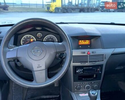 Черный Опель Астра, объемом двигателя 1.6 л и пробегом 268 тыс. км за 4300 $, фото 10 на Automoto.ua