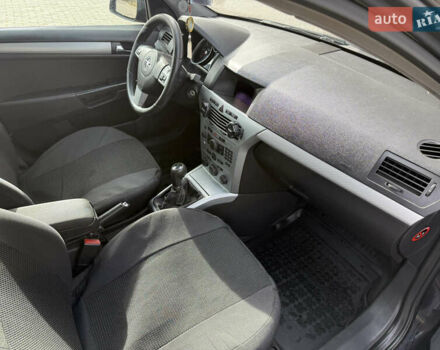 Черный Опель Астра, объемом двигателя 1.69 л и пробегом 420 тыс. км за 5500 $, фото 6 на Automoto.ua