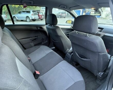 Черный Опель Астра, объемом двигателя 1.7 л и пробегом 230 тыс. км за 3999 $, фото 6 на Automoto.ua