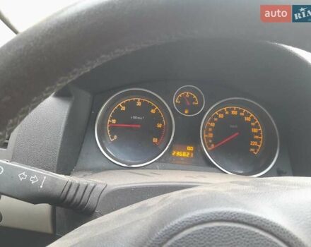 Черный Опель Астра, объемом двигателя 1.7 л и пробегом 237 тыс. км за 5100 $, фото 11 на Automoto.ua