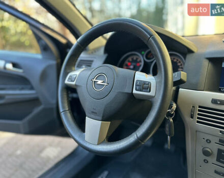 Черный Опель Астра, объемом двигателя 1.6 л и пробегом 180 тыс. км за 5499 $, фото 105 на Automoto.ua