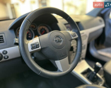 Черный Опель Астра, объемом двигателя 1.6 л и пробегом 180 тыс. км за 5499 $, фото 122 на Automoto.ua