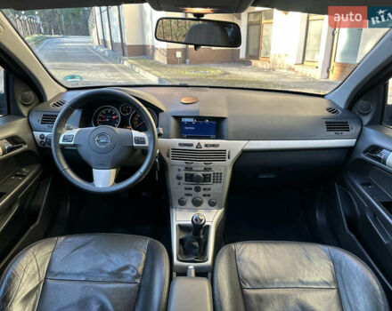 Черный Опель Астра, объемом двигателя 1.6 л и пробегом 180 тыс. км за 5499 $, фото 4 на Automoto.ua