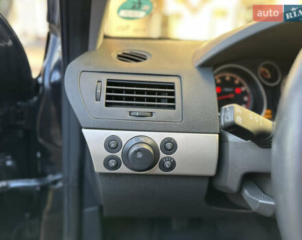 Черный Опель Астра, объемом двигателя 1.6 л и пробегом 180 тыс. км за 5499 $, фото 129 на Automoto.ua