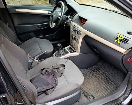 Черный Опель Астра, объемом двигателя 1.7 л и пробегом 300 тыс. км за 5250 $, фото 8 на Automoto.ua