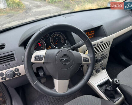 Черный Опель Астра, объемом двигателя 1.6 л и пробегом 210 тыс. км за 6400 $, фото 19 на Automoto.ua