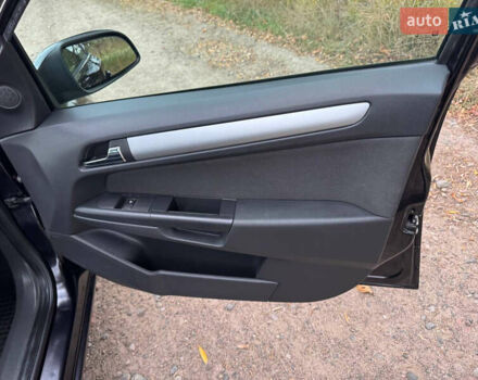 Черный Опель Астра, объемом двигателя 1.6 л и пробегом 230 тыс. км за 5750 $, фото 49 на Automoto.ua