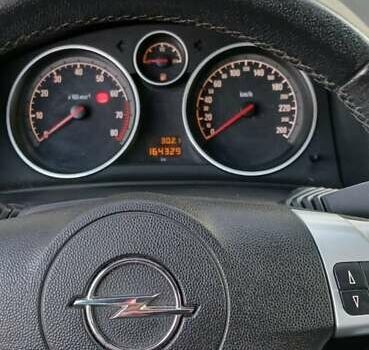 Черный Опель Астра, объемом двигателя 1.8 л и пробегом 164 тыс. км за 5500 $, фото 3 на Automoto.ua