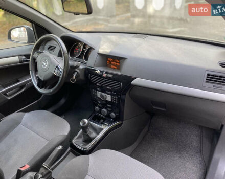 Черный Опель Астра, объемом двигателя 1.6 л и пробегом 200 тыс. км за 6400 $, фото 27 на Automoto.ua