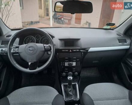 Черный Опель Астра, объемом двигателя 1.6 л и пробегом 209 тыс. км за 5800 $, фото 4 на Automoto.ua