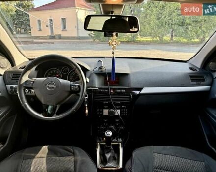 Черный Опель Астра, объемом двигателя 1.8 л и пробегом 255 тыс. км за 6100 $, фото 4 на Automoto.ua