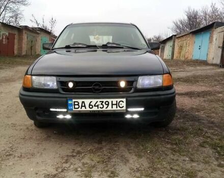 Черный Опель Астра, объемом двигателя 1.6 л и пробегом 330 тыс. км за 2000 $, фото 1 на Automoto.ua